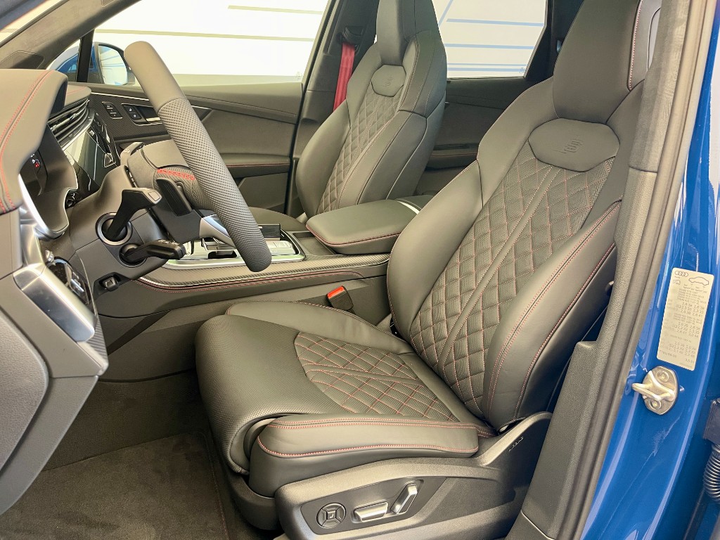 Audi Q7 50 TDI QUATTRO  | SKLADEM | facelift | nové české auto | luxusní naftové SUV | modrá Ascari s černou prošívanou kůží | maximální výbava | VIP sleva | nákup online | AUTOiBUY.com